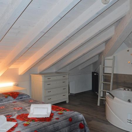 White Suite - Jacuzzi, Swimming Pool & Lake View Лецено Екстериор снимка