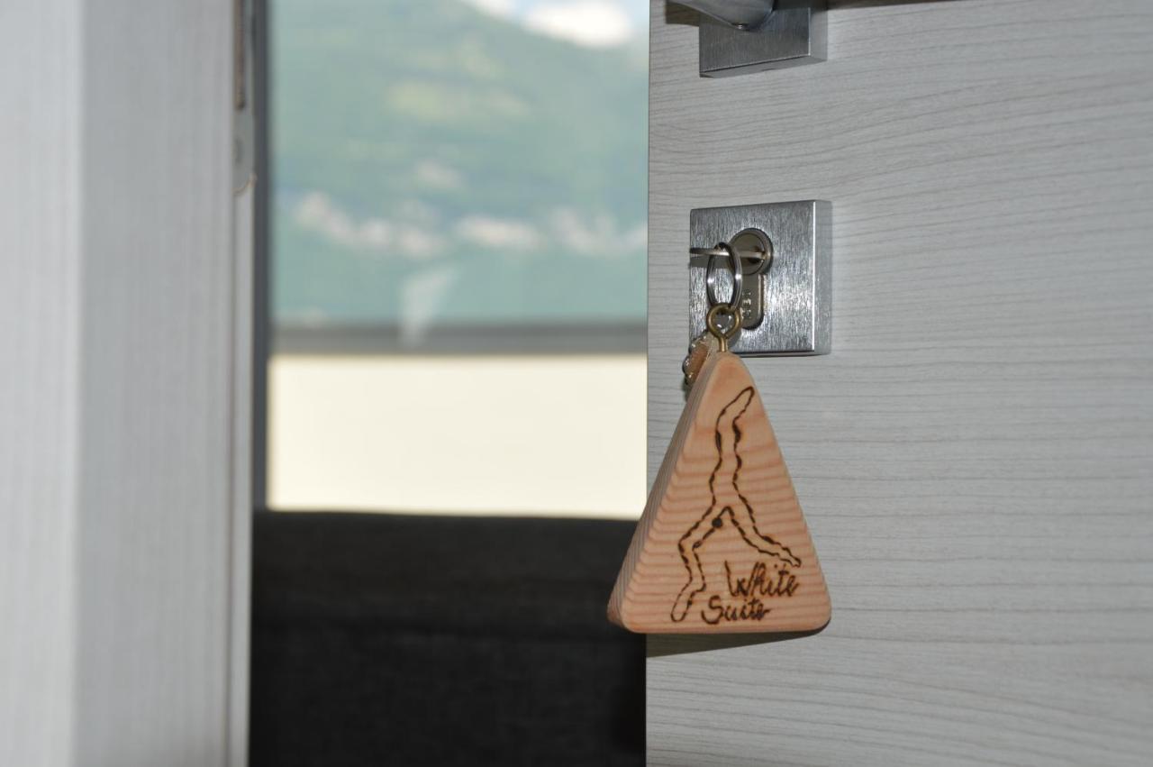 White Suite - Jacuzzi, Swimming Pool & Lake View Лецено Екстериор снимка